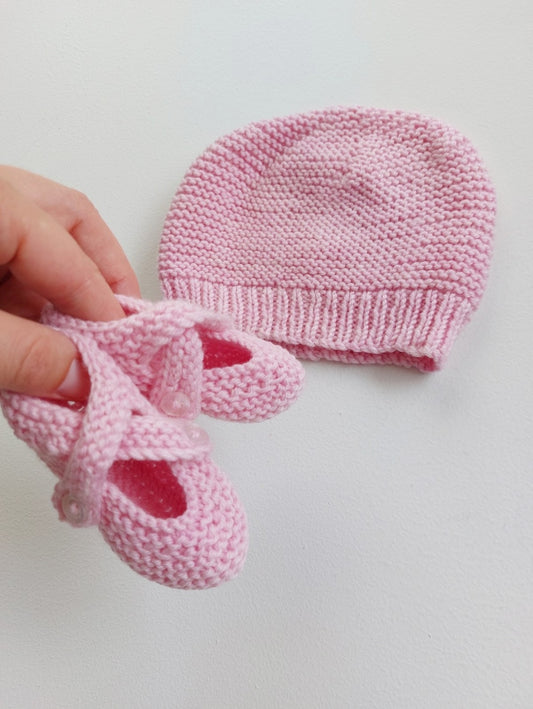 Merino beanie and booties 0-6 months